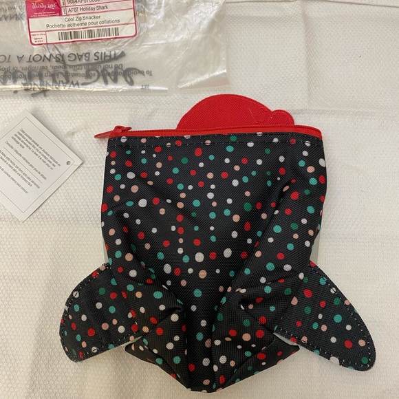 ❤️3/$30 Thirty One Cool Zip Snacker “Holiday Shark - Picture 2 of 3